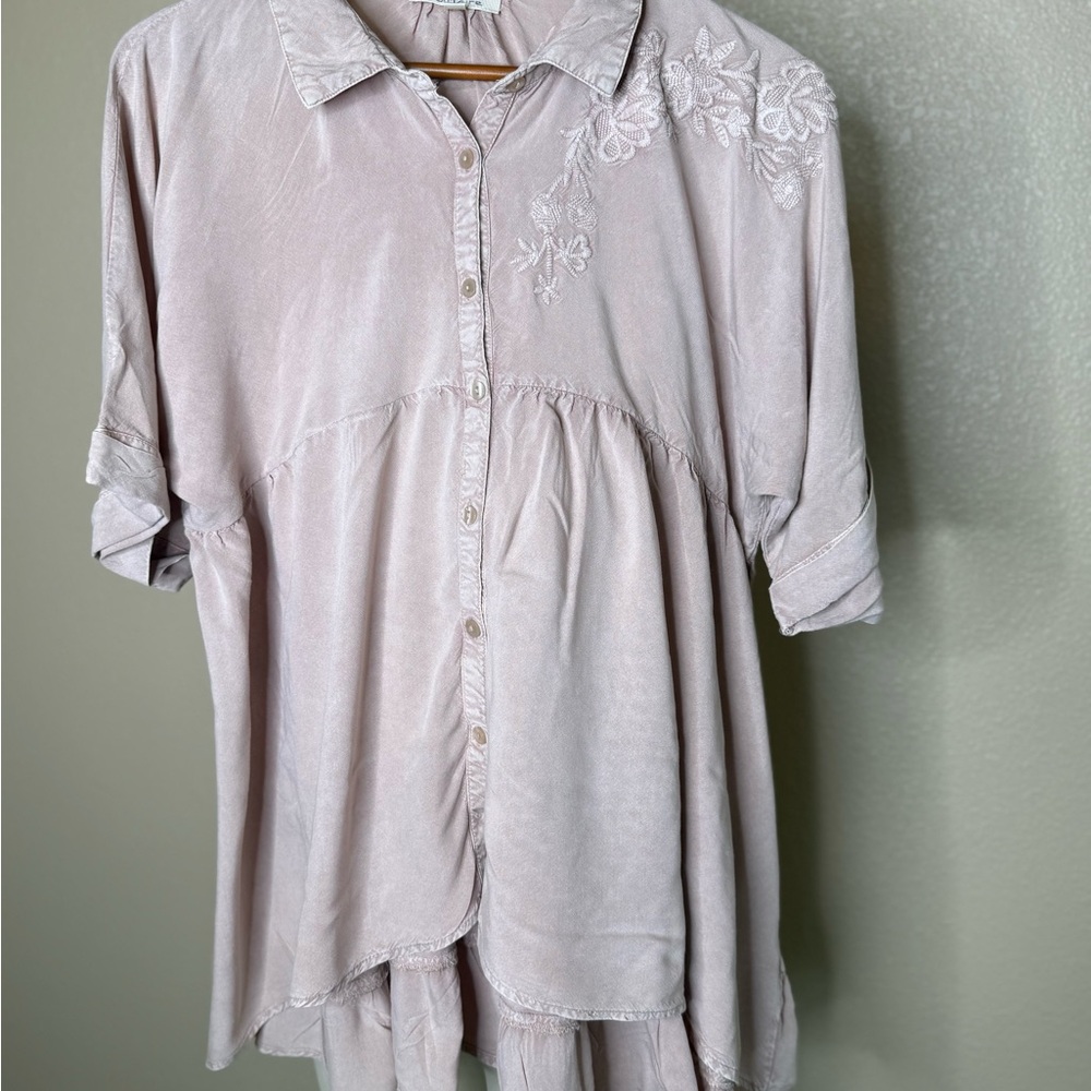 Solitaire Embroidered Button-Up high low button‎ down Blouse